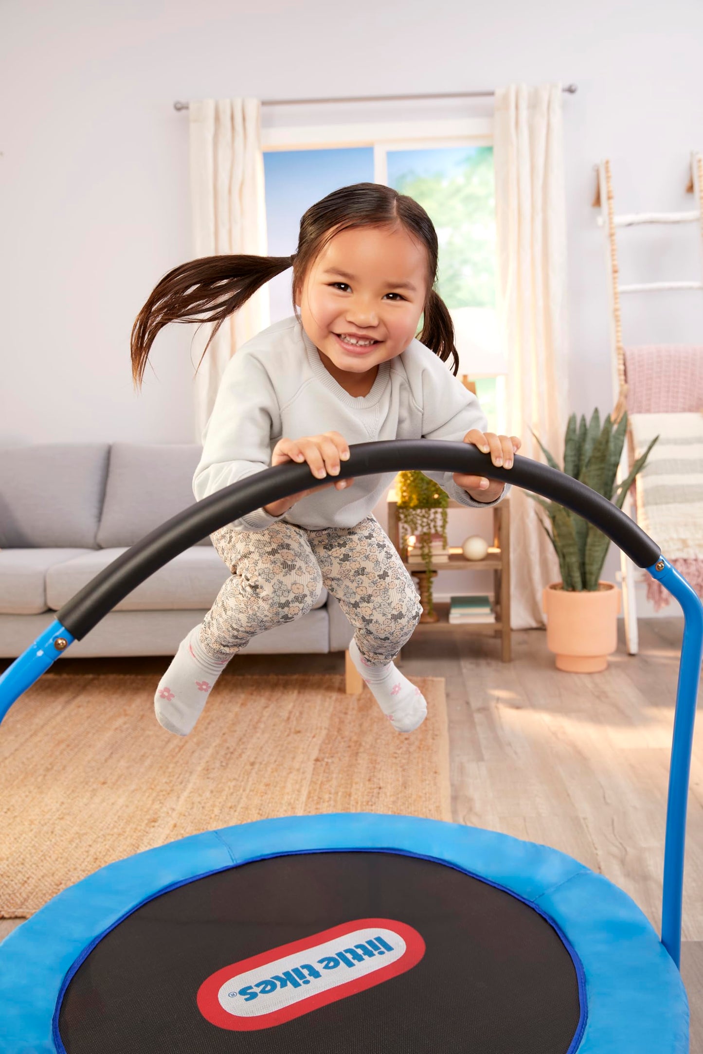 Little Tikes Kindertrampolin – 90 cm Indoor-Trampolin mit Haltegriff